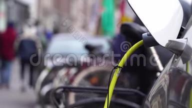 阿姆斯特丹一辆自行车<strong>背景电动车</strong>充电